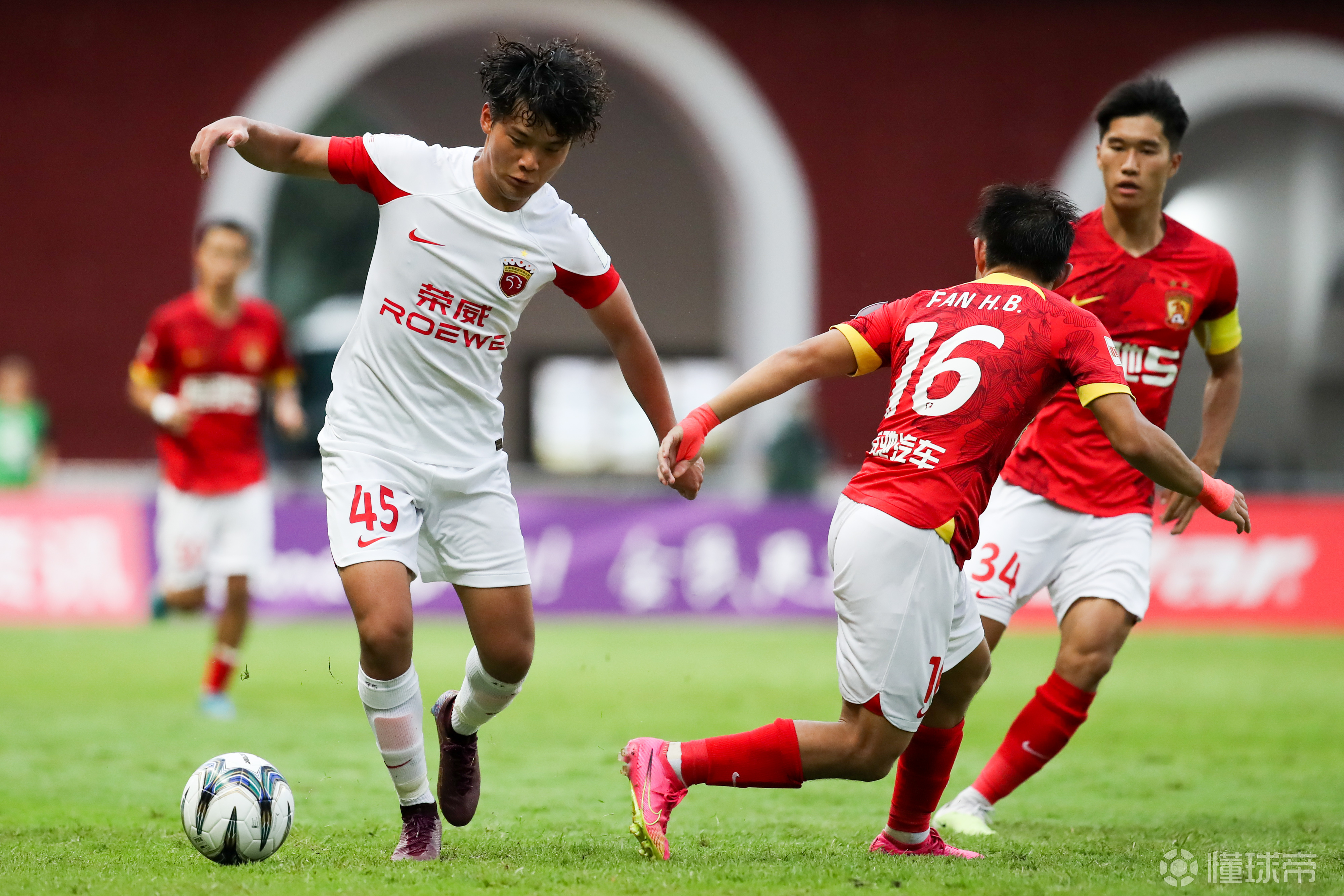  转折点广州队再遭质疑，足总杯窗口期攻防权衡，底气十足，球探报告显示潜力