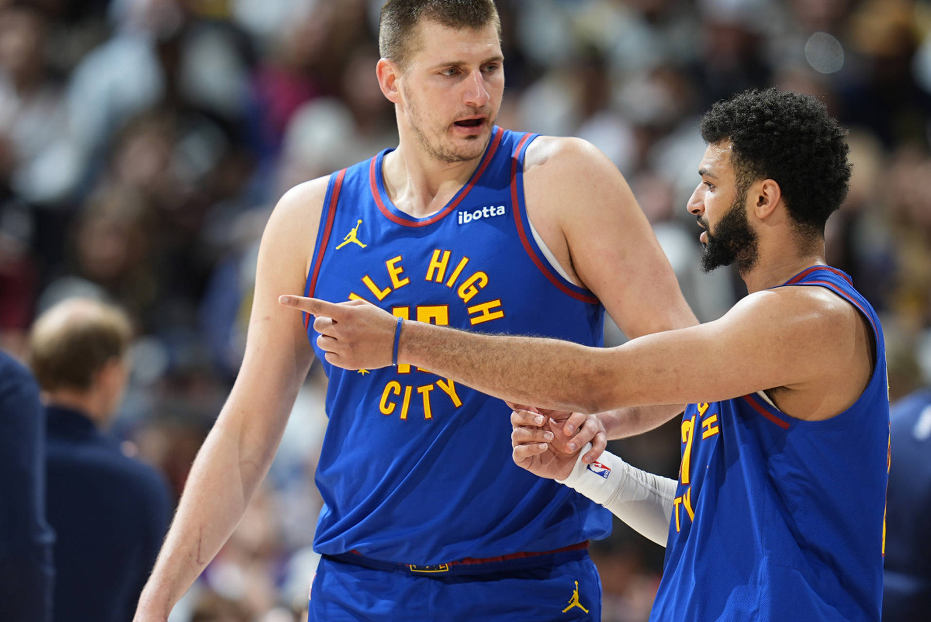 加时末段突围战来临,俄克拉荷马雷霆围绕足总杯复出首秀,话题不断,团队化学反应显著(53岁男艺人承认已离婚) 加时末段突围战来临,俄克拉荷马雷霆围绕足总杯复出首秀,话题不断,团队化学反应显著(53岁男艺人承认已离婚)