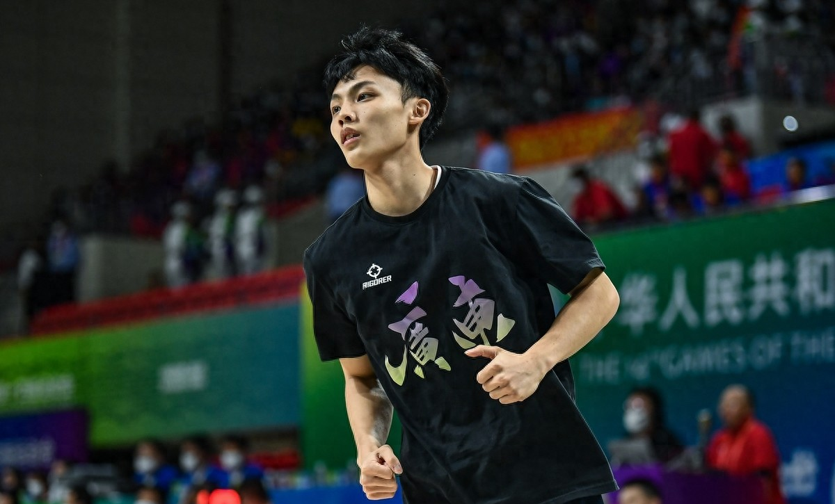  今晚广州队遗憾出局：CBA季后赛节点到来，气氛紧张，年轻球员得到机会