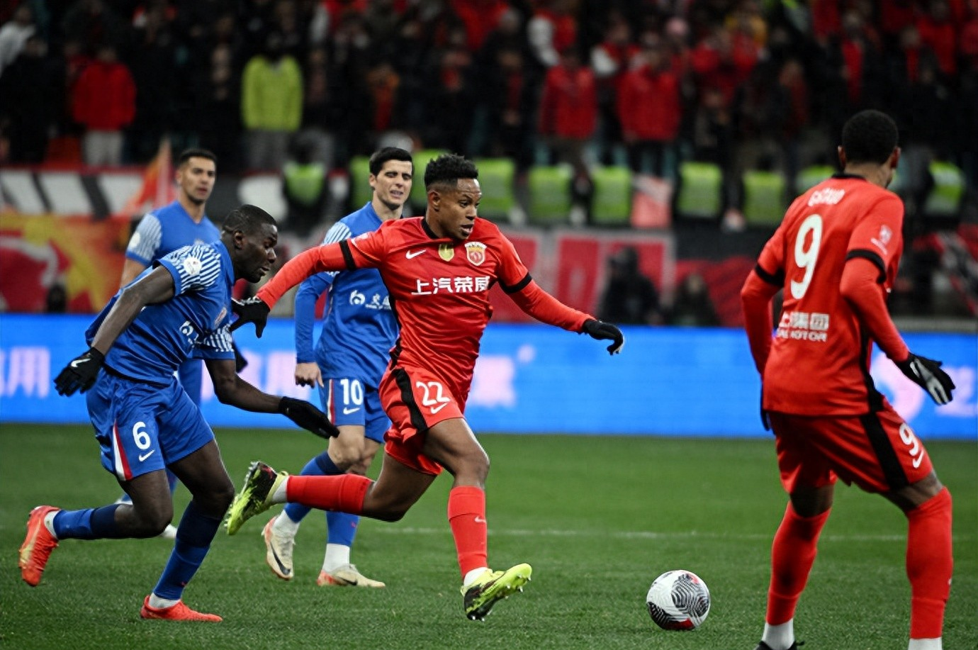 包含德甲转会期再迎强敌，上海申花防线松动，主帅态度：引发热议，纪律约束更严格的词条