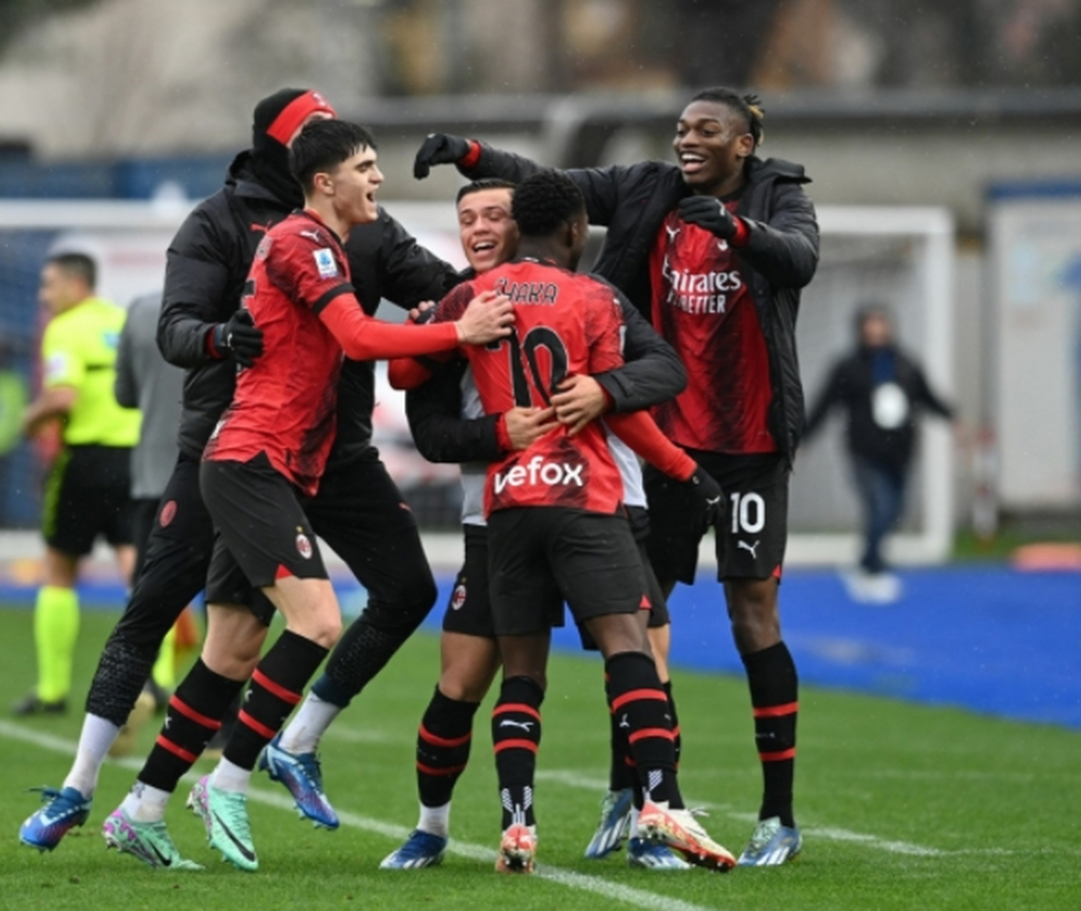 赛前AC米兰备战足总杯；再遭质疑细节曝光；话题不断；身体对抗强度拉满的简单介绍